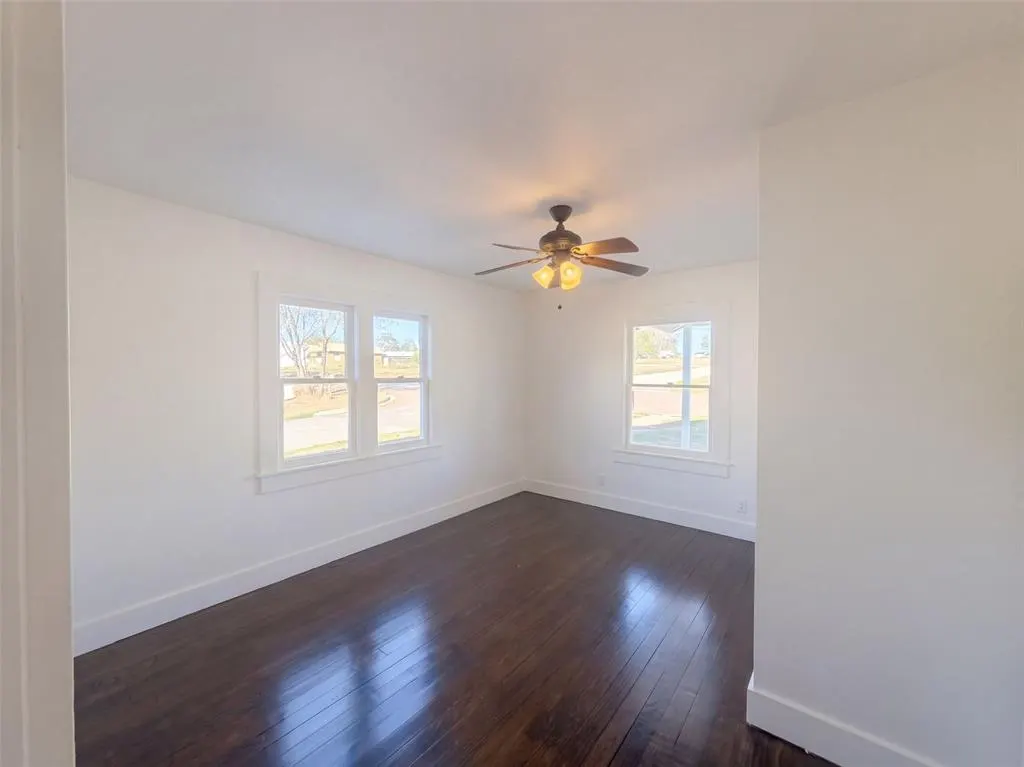 Photo 12 — 921 N 6th Street, Sayre, OK 73662