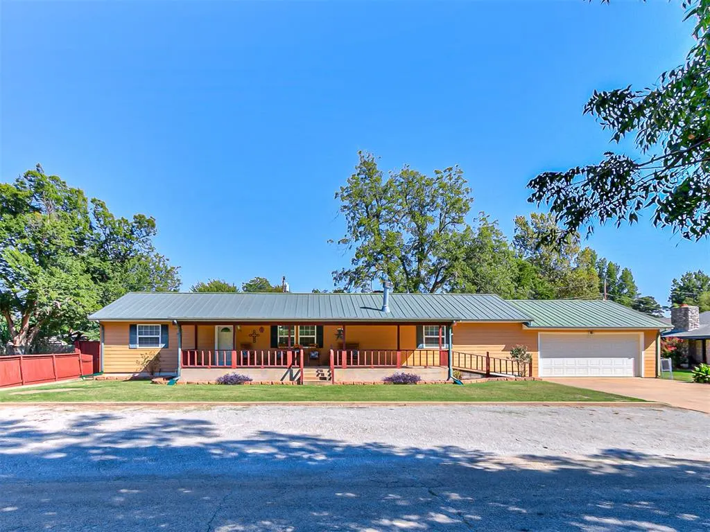Front exterior — 318 S Cimarron Street, Crescent, OK 73028