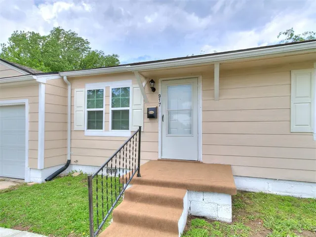 Photo 2 — 917 SW 49 Street, Oklahoma City, OK 73109