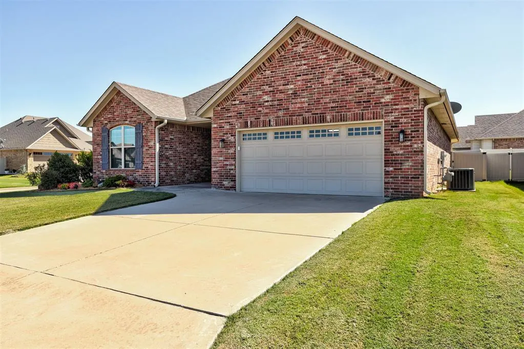 Photo 3 — 1717 Regency Court, Shawnee, OK 74804