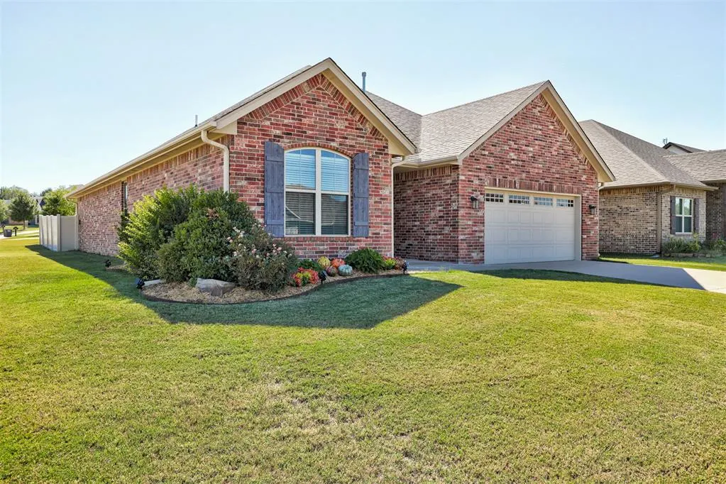 Photo 4 — 1717 Regency Court, Shawnee, OK 74804