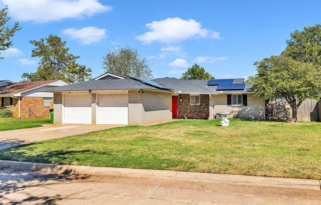 Photo 2 — 1208 Kingston Drive, Yukon, OK 73099