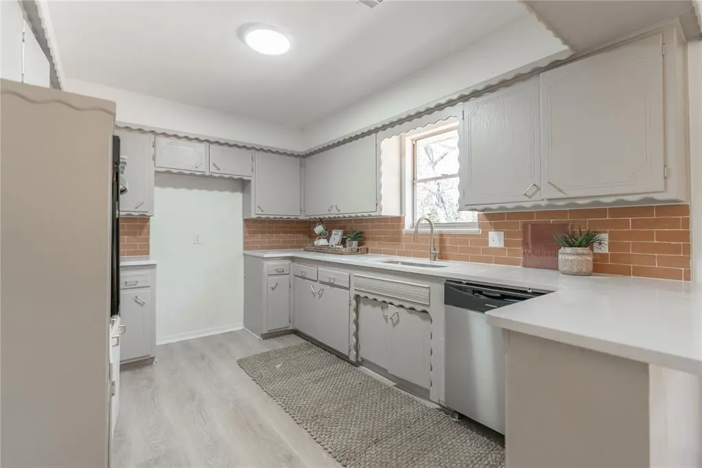 Photo 6 — 117 NE 11th Street, Moore, OK 73160