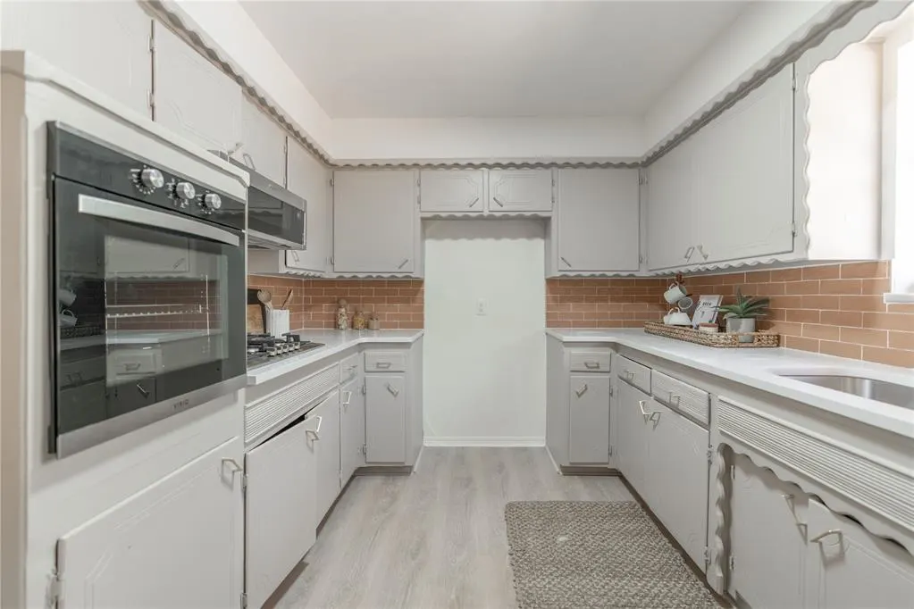 Photo 7 — 117 NE 11th Street, Moore, OK 73160