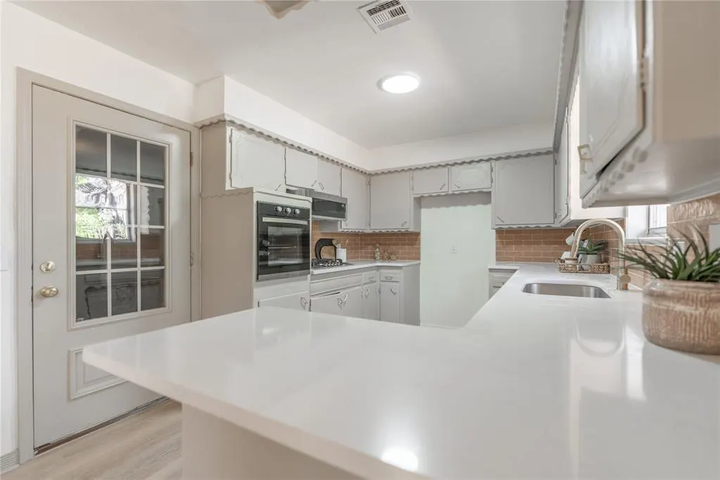 Photo 10 — 117 NE 11th Street, Moore, OK 73160