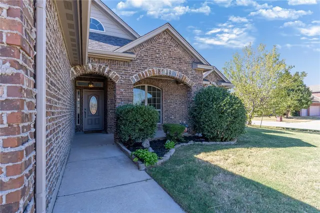 Photo 3 — 8729 Ally Way, Yukon, OK 73099