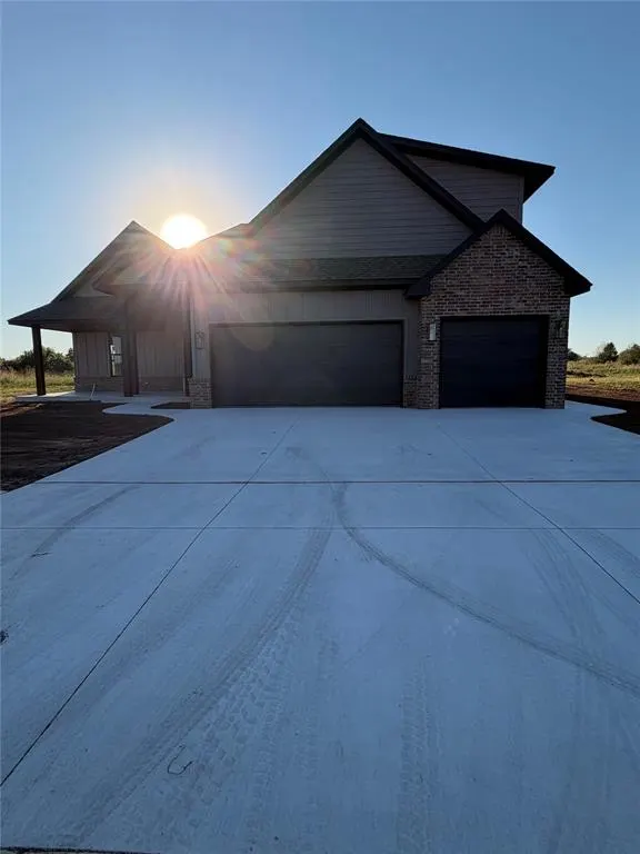 Front exterior — 1901 Hamzas Court, Yukon, OK 73099