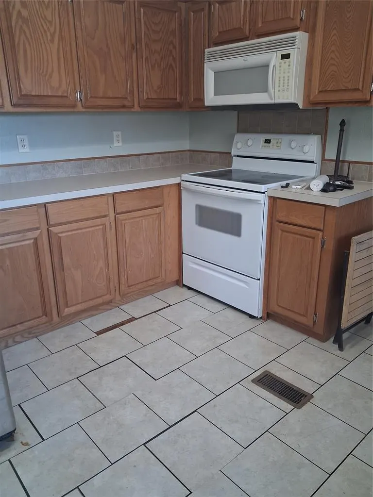 Photo 9 — 21154 E 1130 Road, Foss, OK 73647