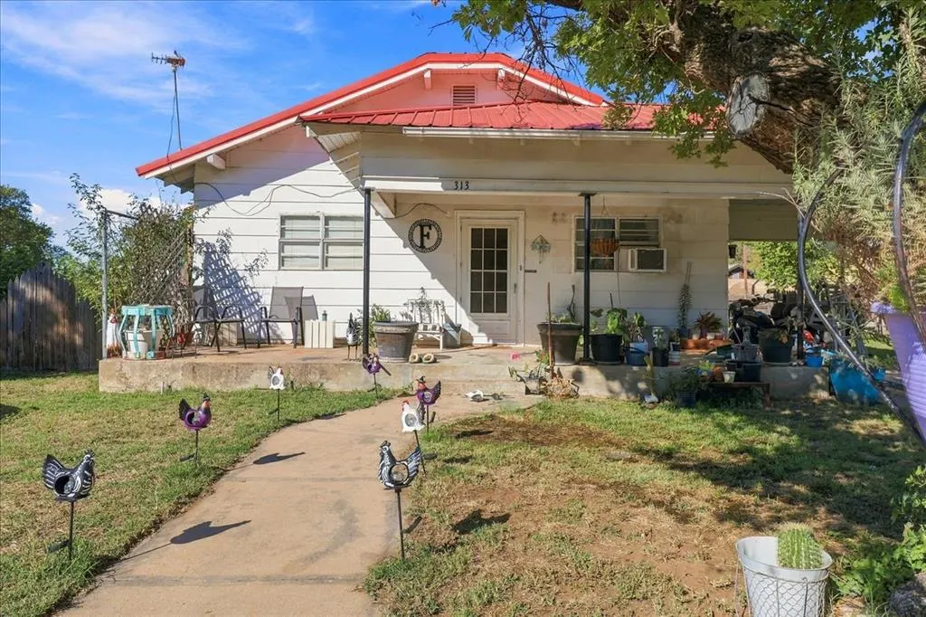 Photo 2 — 313 S Magnolia Avenue, Erick, OK 73645