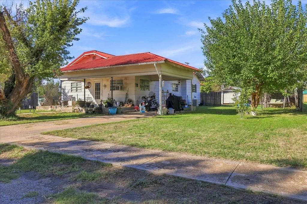 Front exterior — 313 S Magnolia Avenue, Erick, OK 73645