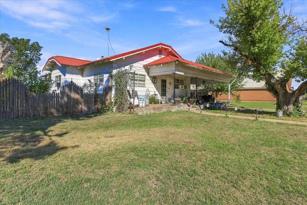 Photo 3 — 313 S Magnolia Avenue, Erick, OK 73645