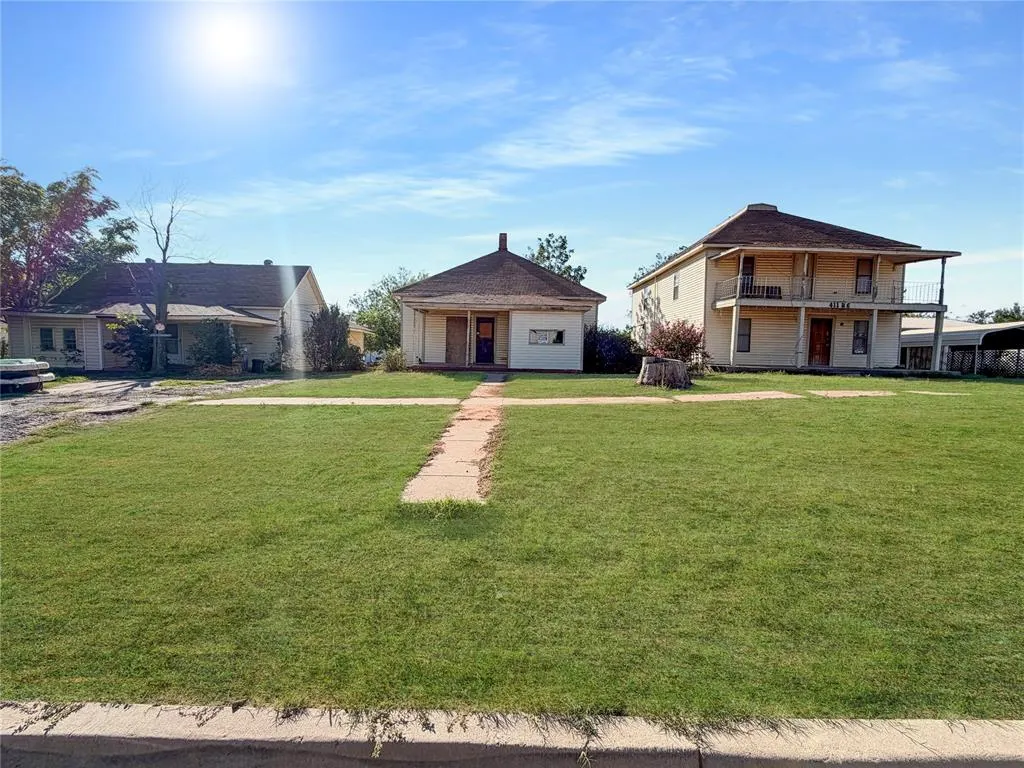 Photo 3 — 409 N 6th Street, Sayre, OK 73662