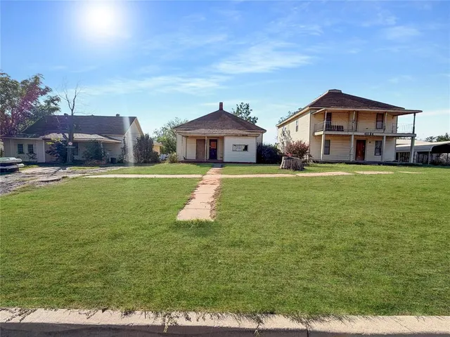 Photo 3 — 409 N 6th Street, Sayre, OK 73662