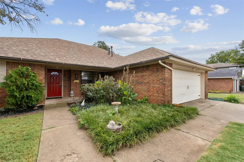 Photo 2 — 324 W Blueridge Drive, Midwest City, OK 73110