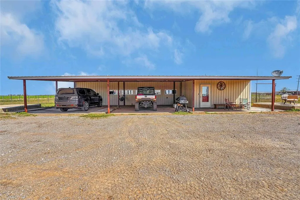 Front exterior — 31665 E County Rd 1350, Willow, OK 73673