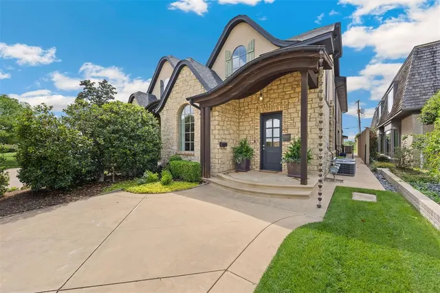 Photo 2 — 6509 Avondale Drive B, Nichols Hills, OK 73116