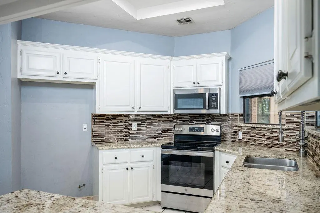 Photo 8 — 11904 Barrywood Drive, Oklahoma City, OK 73120
