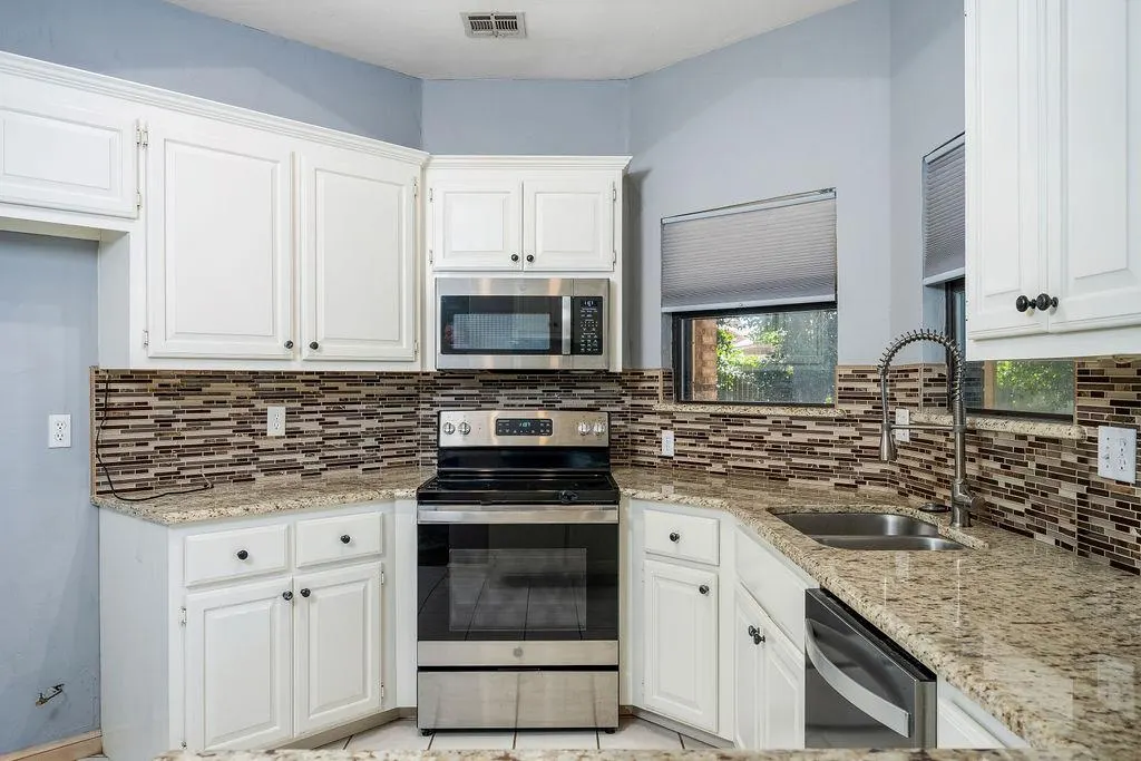 Photo 9 — 11904 Barrywood Drive, Oklahoma City, OK 73120