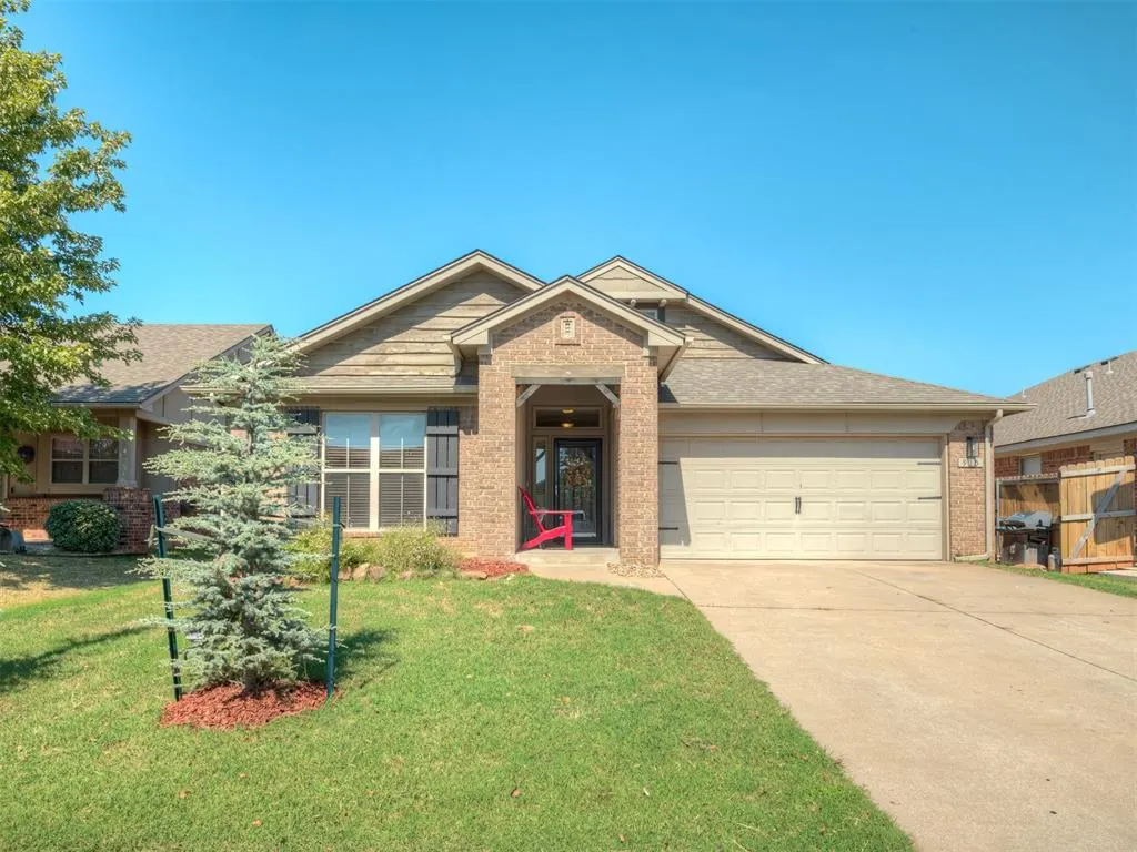 Front exterior — 915 Eaglerock Lane, Norman, OK 73069
