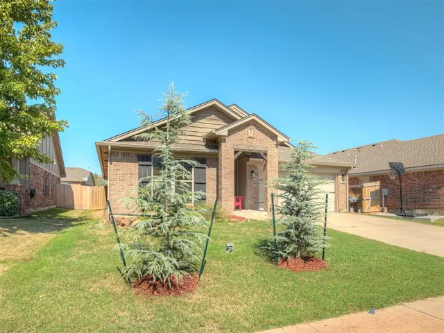 Photo 2 — 915 Eaglerock Lane, Norman, OK 73069