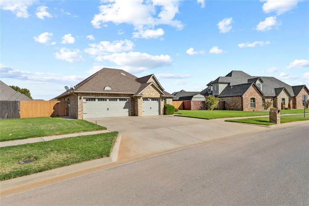 Photo 2 — 1304 Crimson Drive, Weatherford, OK 73096
