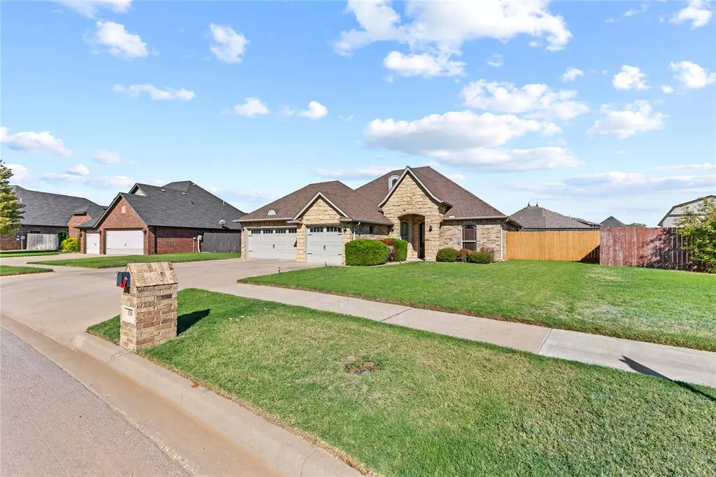 Photo 3 — 1304 Crimson Drive, Weatherford, OK 73096