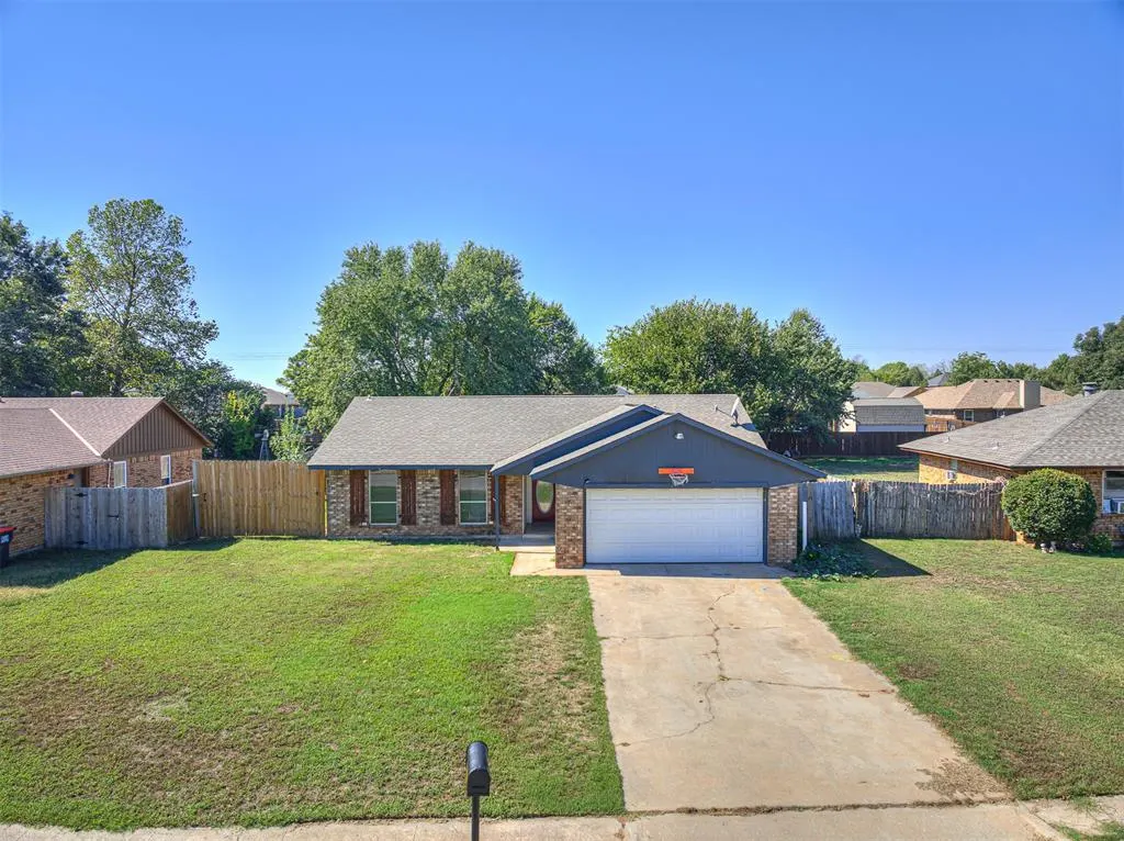 Front exterior — 451 Crooked Oak Drive, Harrah, OK 73045