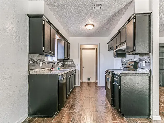 Photo 3 — 451 Crooked Oak Drive, Harrah, OK 73045