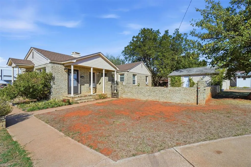 Front exterior — 213 Shell Boulevard, Elk City, OK 73644