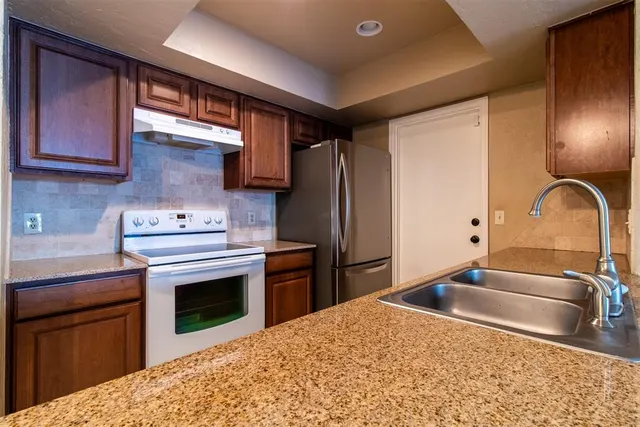 Photo 8 — 14007 Fairhill Avenue, Oklahoma City, OK 73013