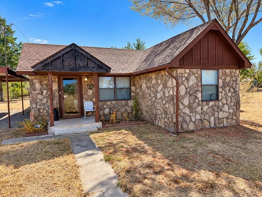 Front exterior — 319 Division Street, Hydro, OK 73048