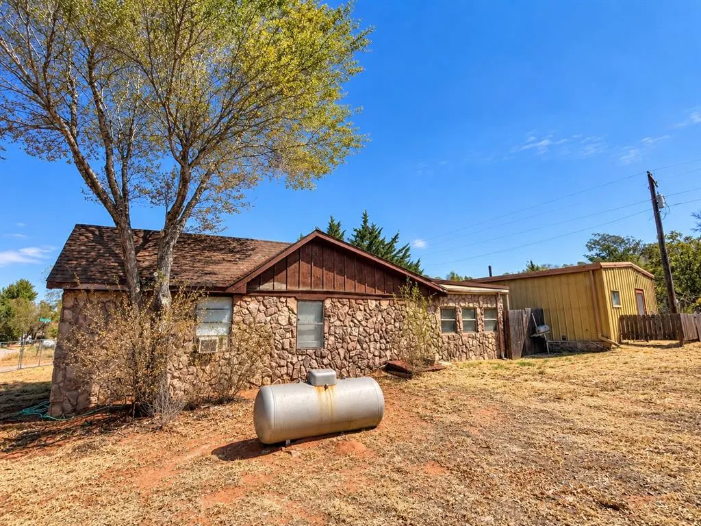 Photo 2 — 319 Division Street, Hydro, OK 73048