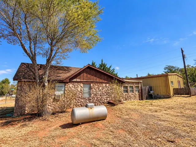 Photo 2 — 319 Division Street, Hydro, OK 73048
