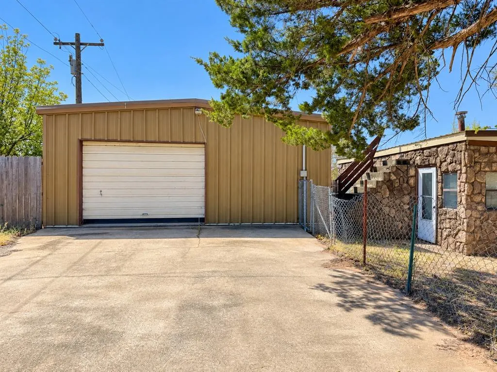 Photo 22 — 319 Division Street, Hydro, OK 73048