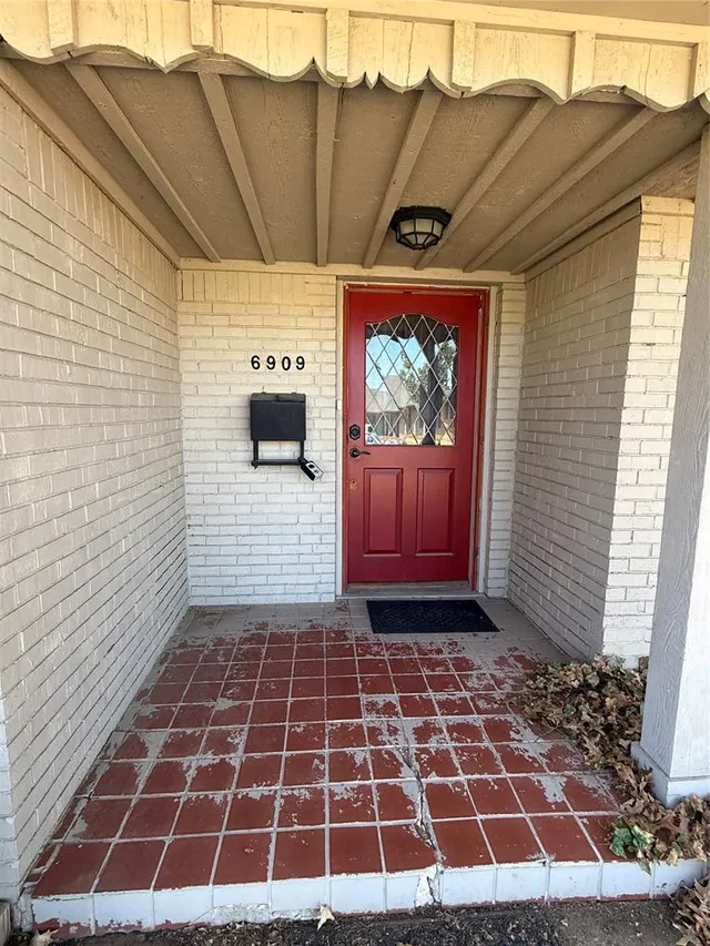 Photo 4 — 6909 S Country Club Drive, Oklahoma City, OK 73159