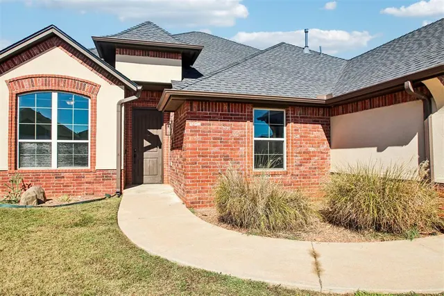 Photo 2 — 1916 Inglenook Drive, Norman, OK 73071