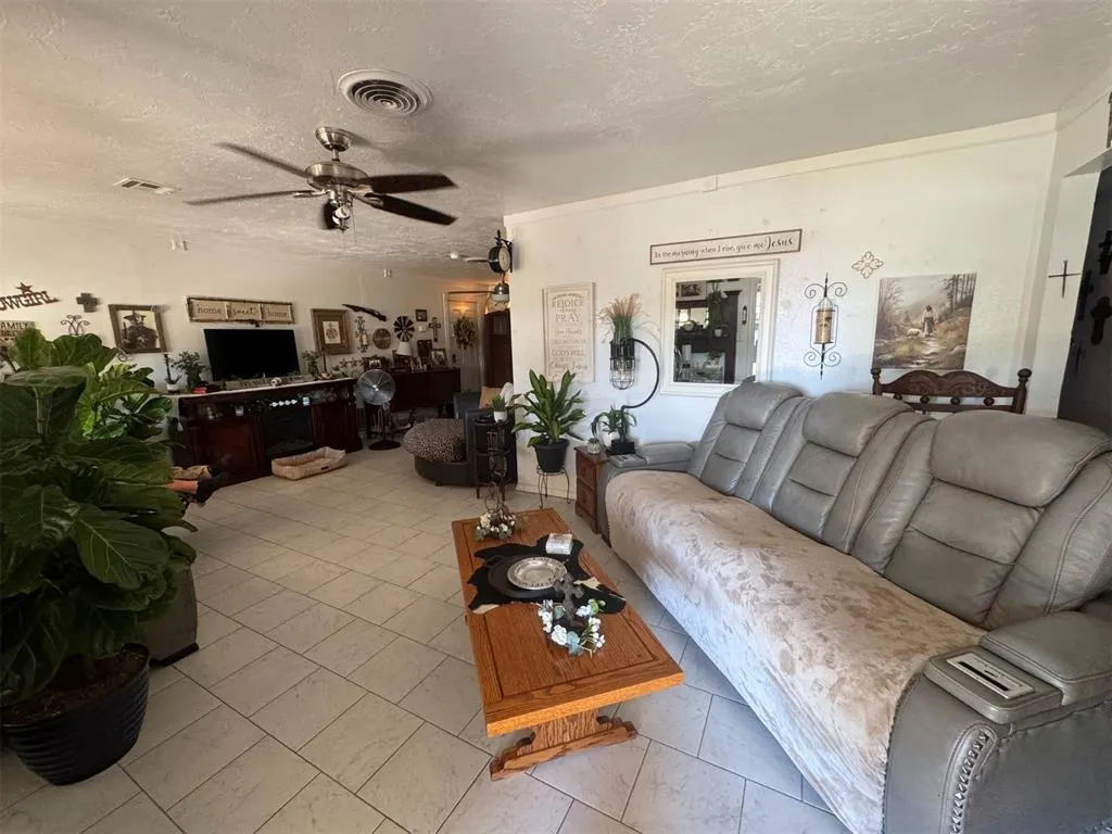 Photo 3 — 915 W C Street, Eldorado, OK 73537
