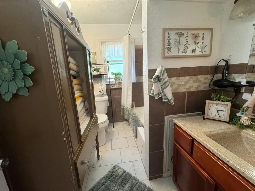 Photo 11 — 915 W C Street, Eldorado, OK 73537
