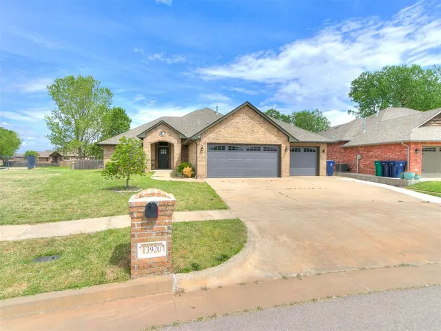 Photo 2 — 13920 Hutchinson Place, Yukon, OK 73099