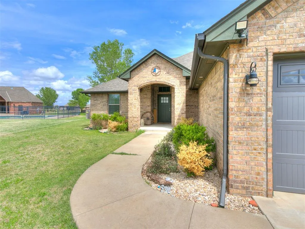 Photo 3 — 13920 Hutchinson Place, Yukon, OK 73099