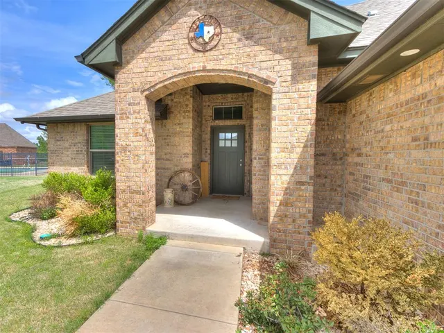 Photo 5 — 13920 Hutchinson Place, Yukon, OK 73099