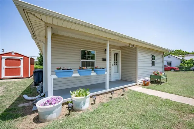 Photo 5 — 211 E 2nd Street, Stroud, OK 74079