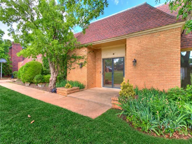Photo 4 — 10208 Westlake Drive, Oklahoma City, OK 73162