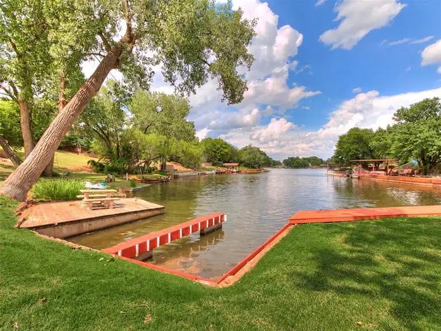 Photo 5 — 10208 Westlake Drive, Oklahoma City, OK 73162