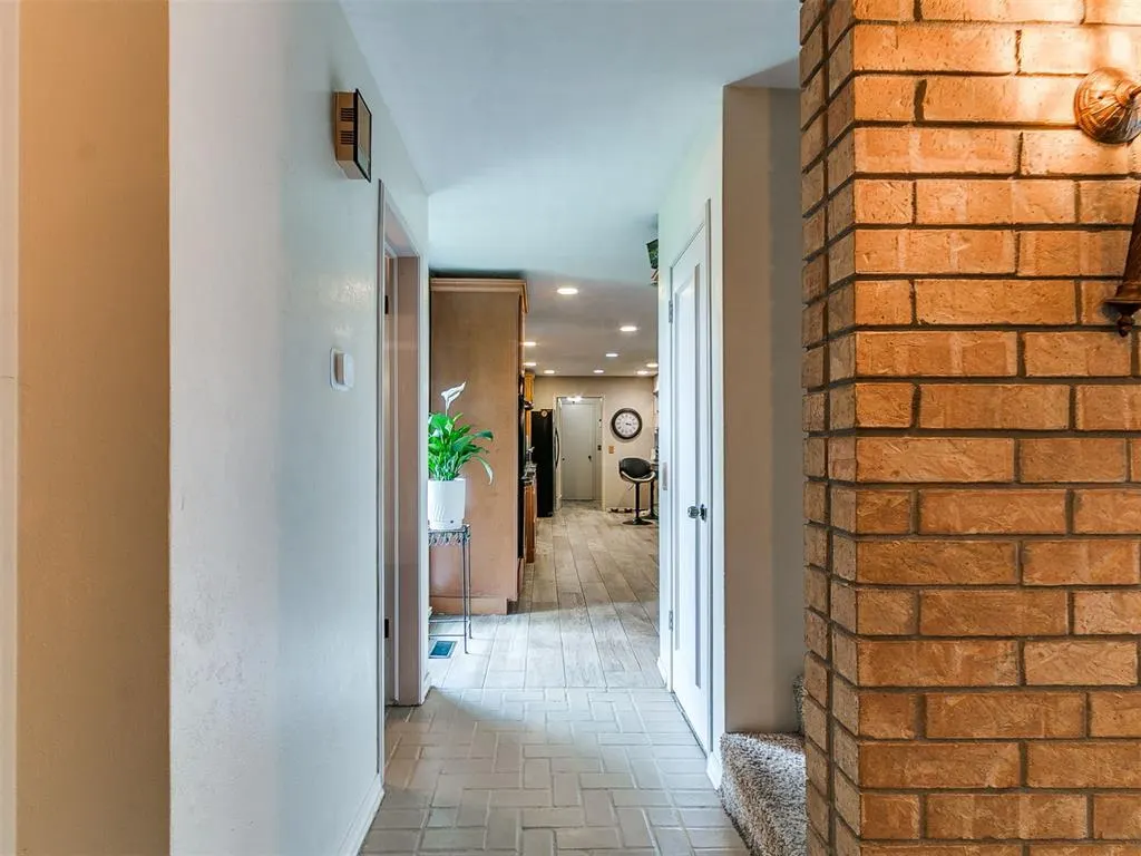 Photo 14 — 10208 Westlake Drive, Oklahoma City, OK 73162