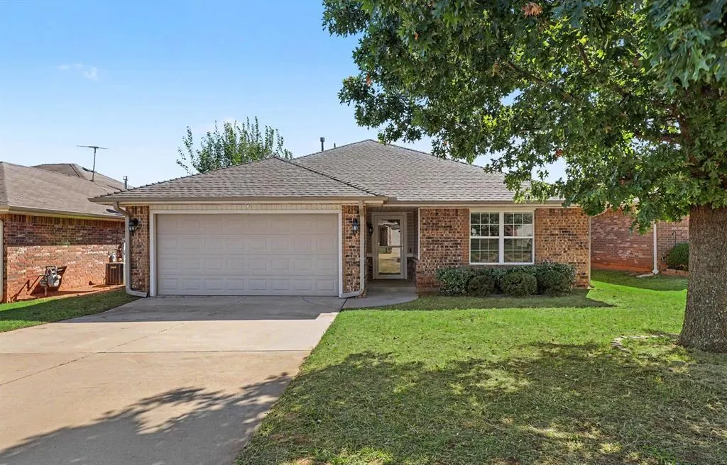 Front exterior — 824 Crown Heights Lane, Purcell, OK 73080