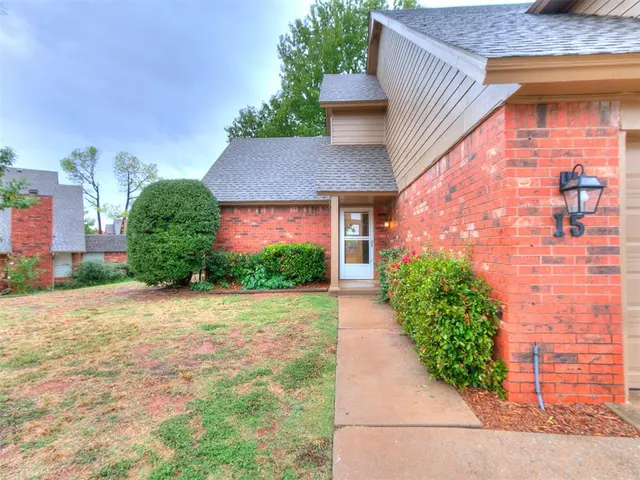 Photo 2 — 15 Coventry Court, Edmond, OK 73012