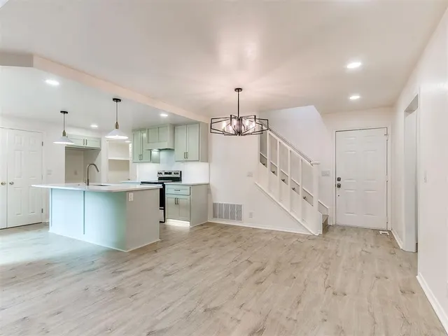 Photo 5 — 15 Coventry Court, Edmond, OK 73012
