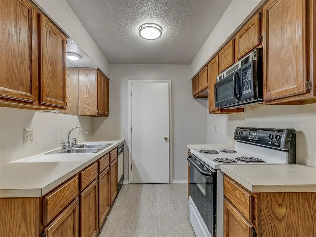 Photo 11 — 4400 Hemingway Drive 111, Oklahoma City, OK 73118
