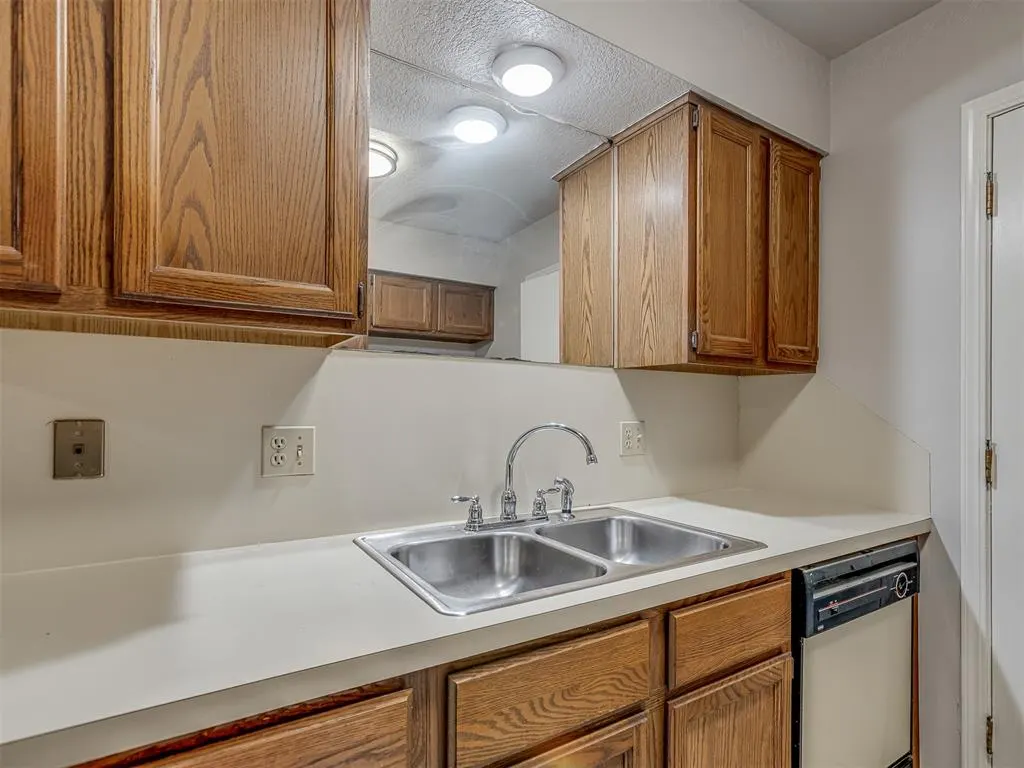 Photo 14 — 4400 Hemingway Drive 111, Oklahoma City, OK 73118